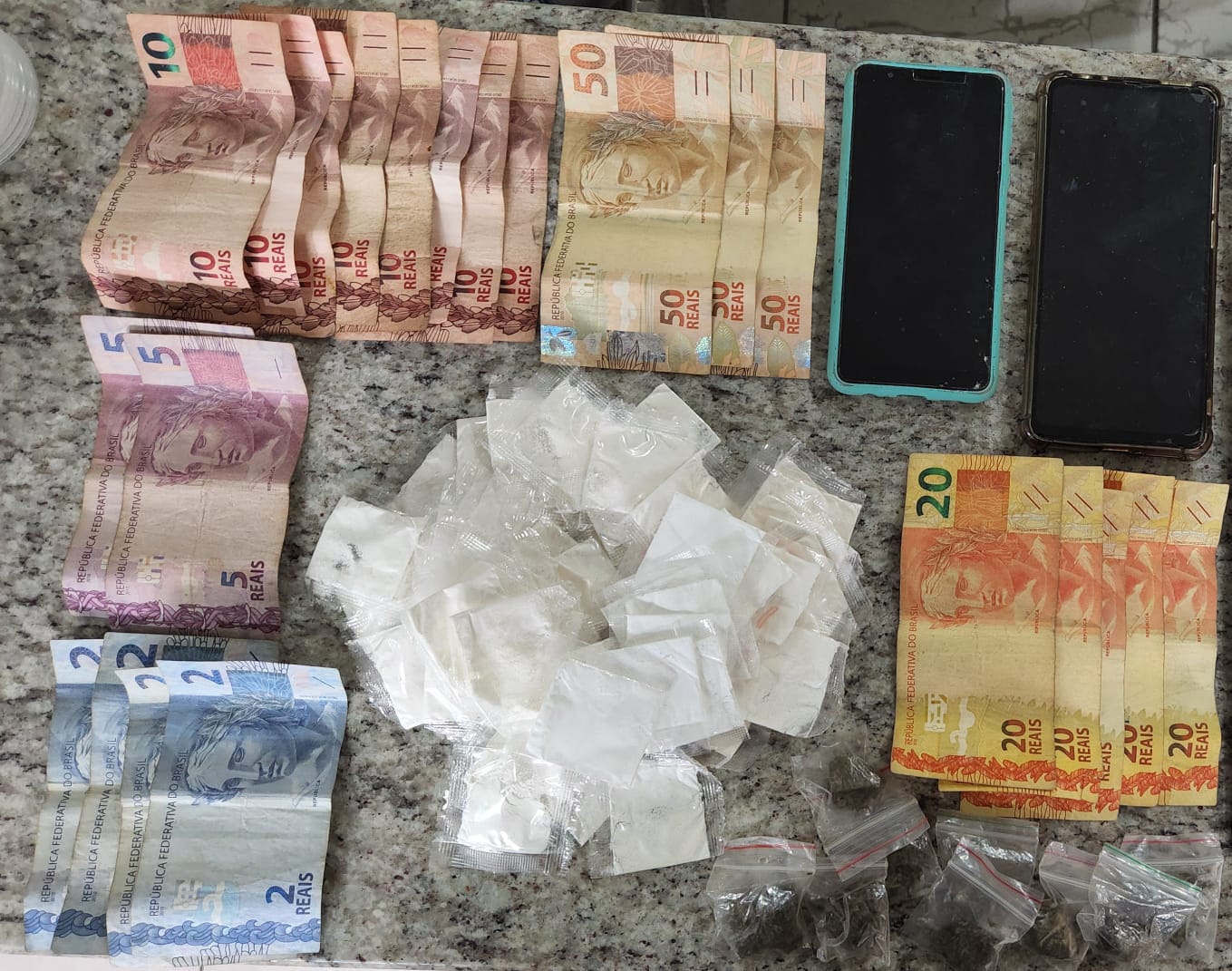 PM prende acusados de tráfico e apreende drogas no Cruzeiro