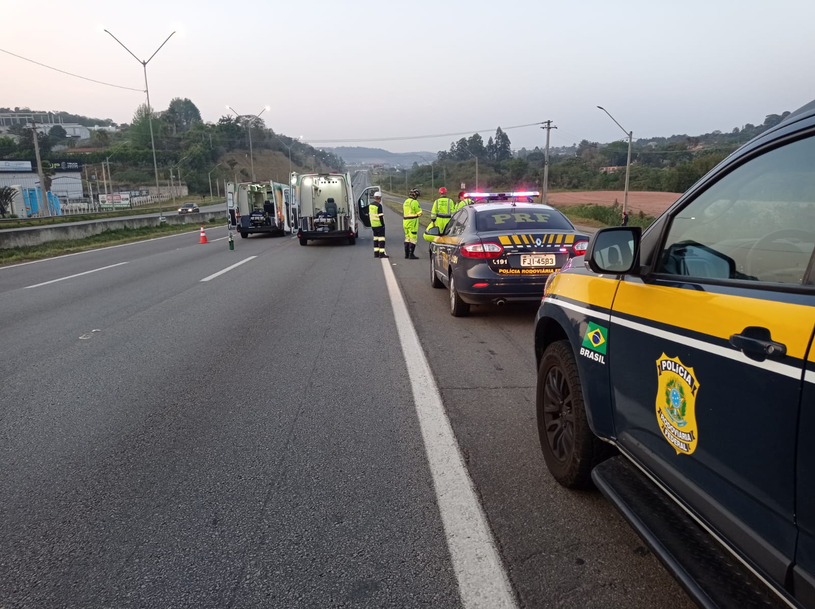 Homem morre atropelado ao atravessar Rodovia Fernão Dias