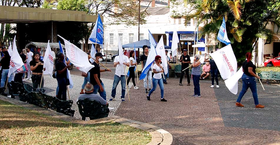 Enfermeiros e técnicos de enfermagem protestam em Bragança Paulista 