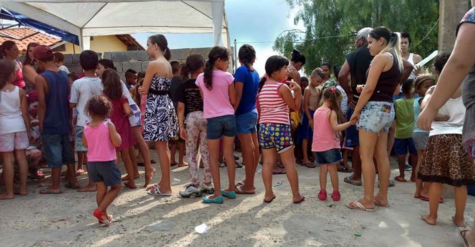 Voluntária pede doações para Festa das Crianças no Bragança LU