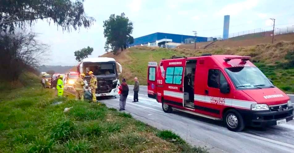 Acidente com ônibus fretado de Bragança deixa 17 feridos na Fernão Dias