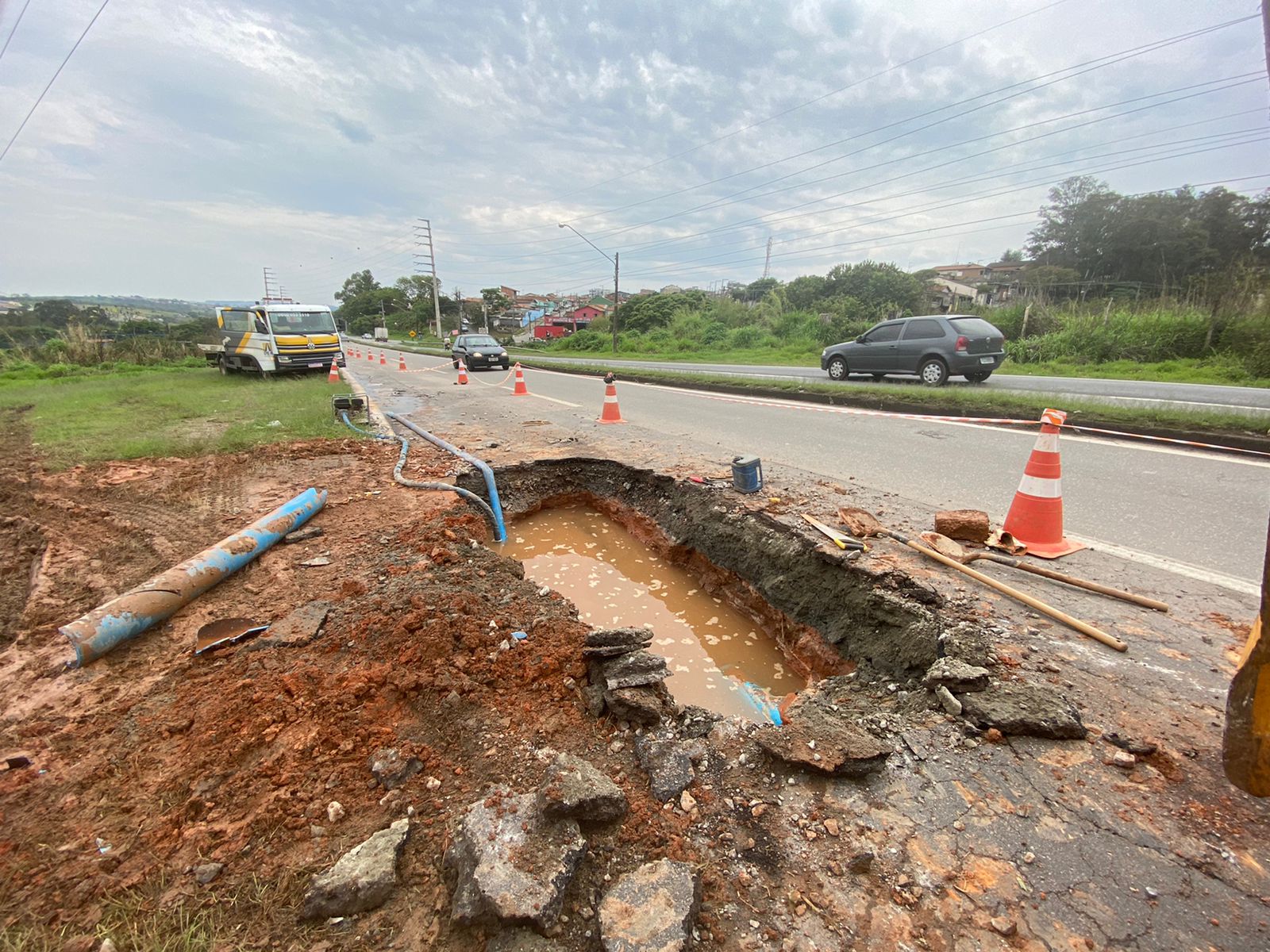 Adutora rompe e interdita faixa da Bragança/ Socorro