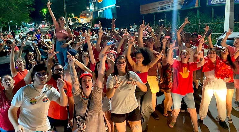 Eleitores comemoram vitória de Lula no Lago do Taboão