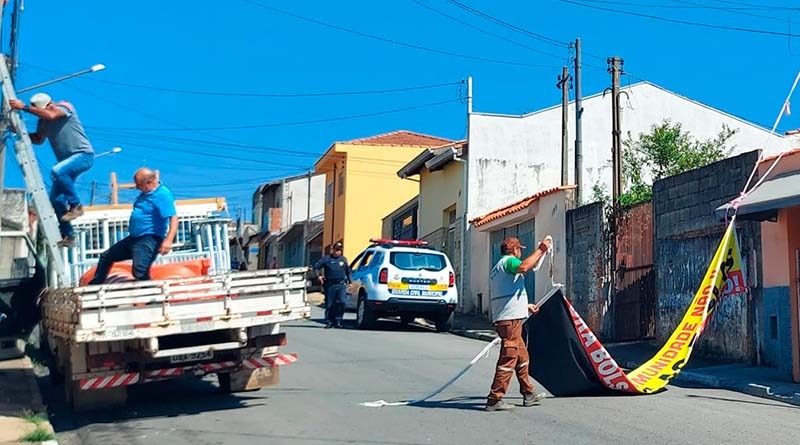 Prefeitura de Bragança remove faixa política no bairro do Cruzeiro