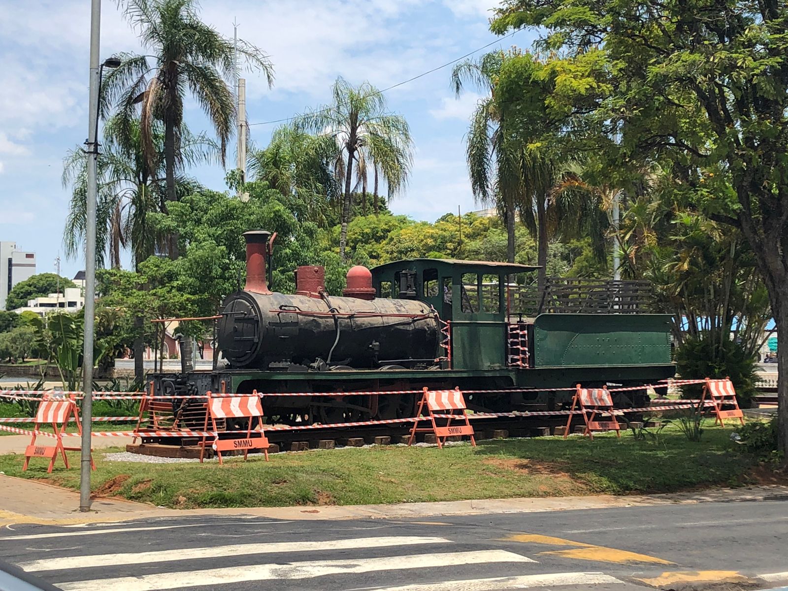 Locomotiva é transferida para margens do Lago do Taboão