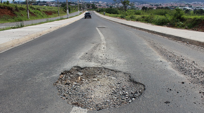 60 dias após entrega, Av. Atílio Menin apresenta série de problemas