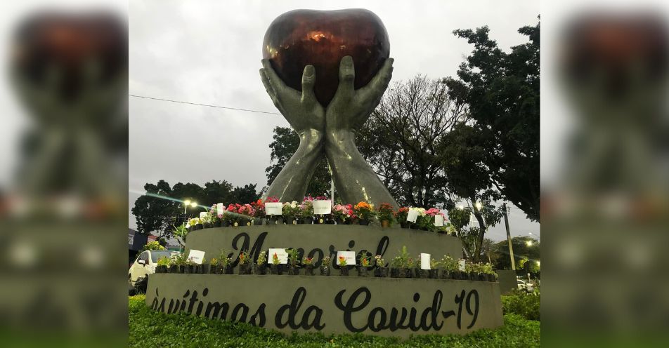 Monumento em memória das vítimas da COVID recebe flores