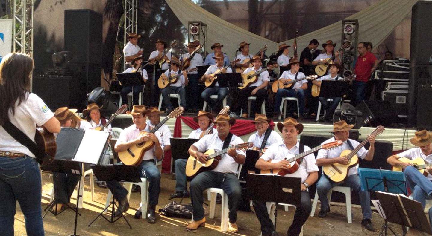 Orquestra Violeiros do Rio Jaguari se apresenta na Feira Noturna