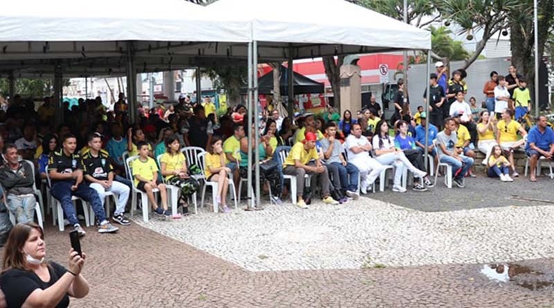 Pé-quente: Bragança mantém telão na Praça Raul Leme nesta sexta