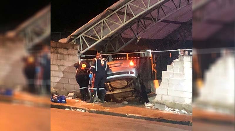 Carro desgovernado atinge muro de igreja em Bragança Paulista