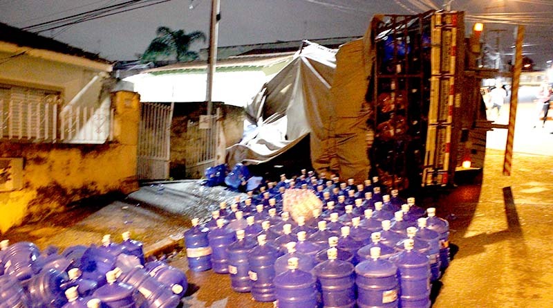 Caminhão tomba após desviar de interdição em Bragança Paulista