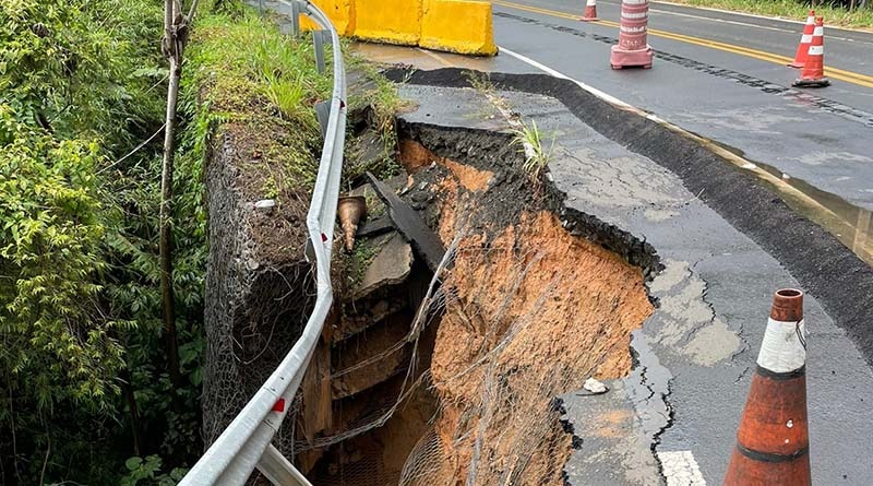 Desmoronamento interdita rodovia Serra Negra/Itapira