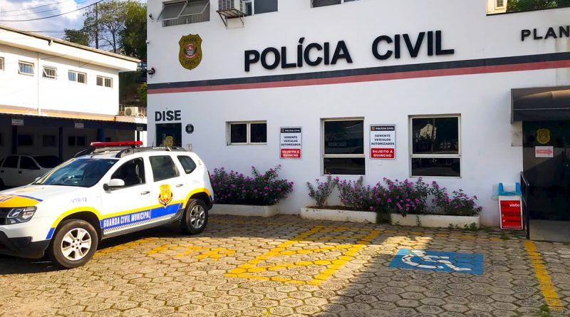 Filho é preso após ameaçar mãe com enxada