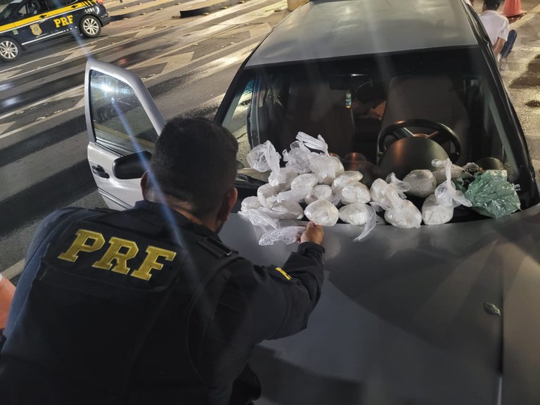 PRF apreende 1500 papelotes de cocaína e 10kg de maconha