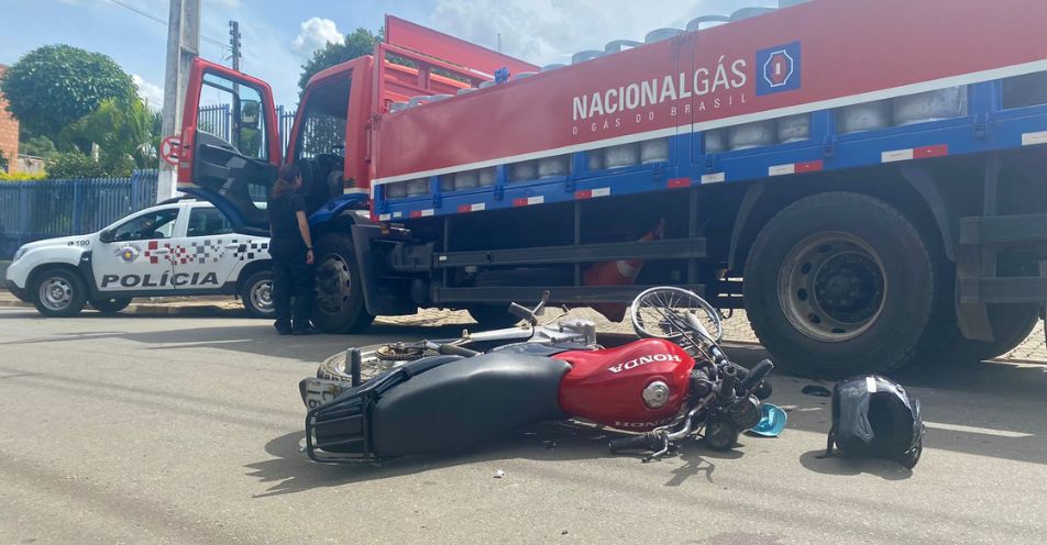 Motociclista colide contra caminhão de gás em Bragança Paulista