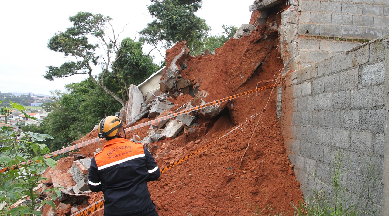 Deslizamento interdita três residências em Bragança Paulista