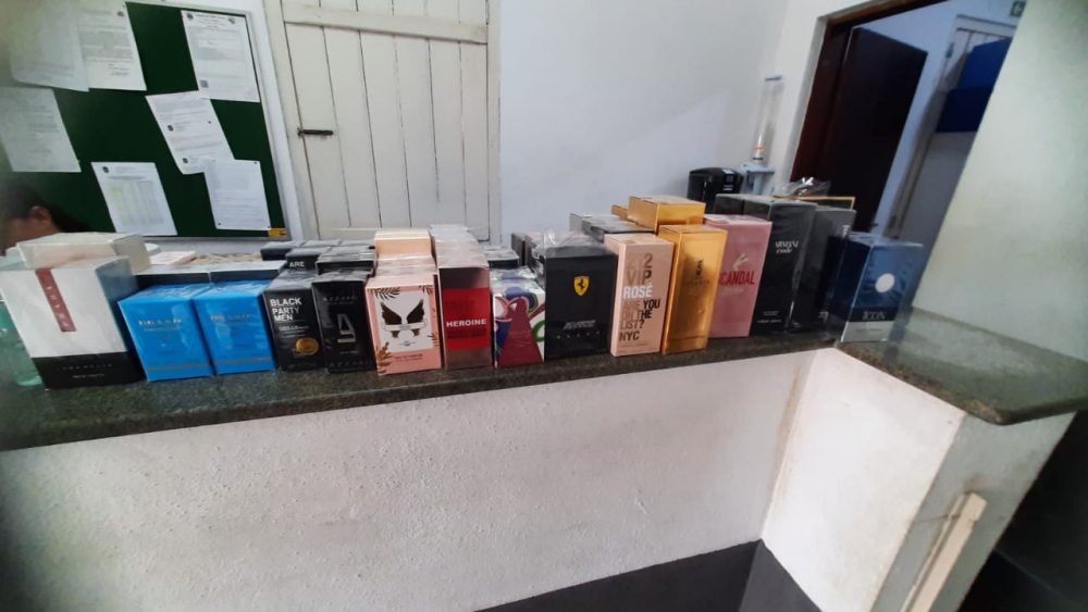 PRF apreende perfumes importados na Fernão Dias