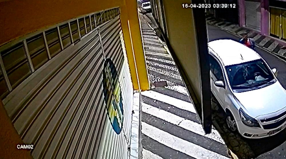 Ladrão furta objetos de veículo no Centro de Bragança
