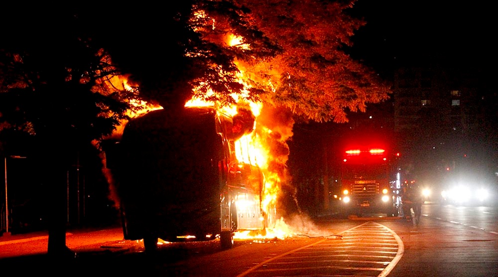 Incêndio em ônibus não deixa vítimas no Lago do Taboão