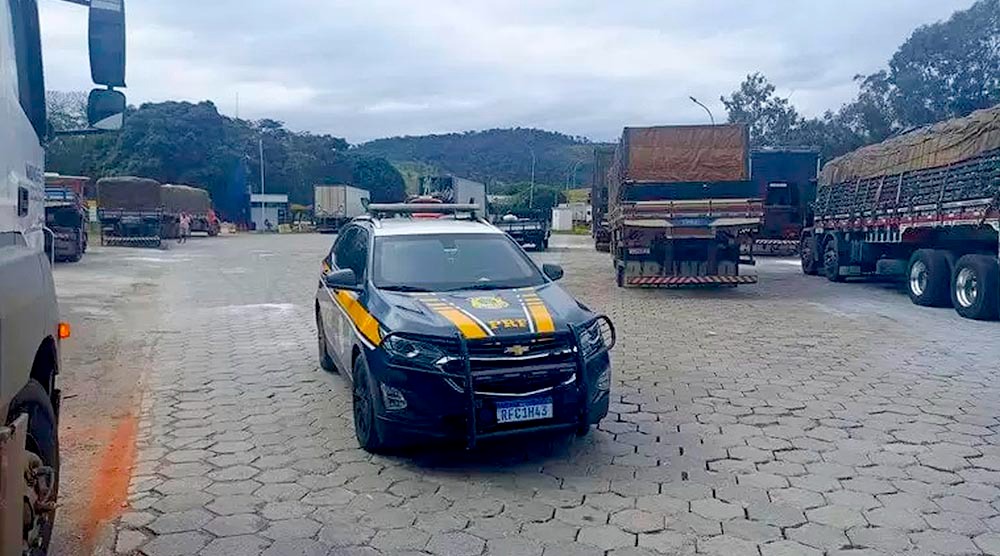 Operação para evitar acidentes multa 235 caminhões na Fernão Dias