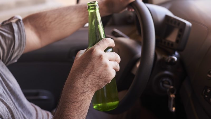 Motorista embriagado cruza pista e colide carro contra moto