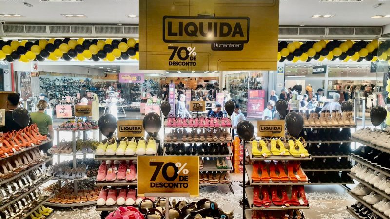 Liquidação na Humanitarian tem calçados com até 70% de desconto