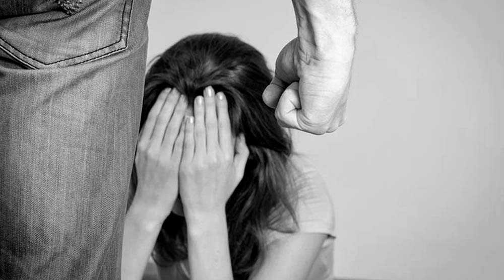 Mulher é vítima de violência doméstica e agressor apanha de populares