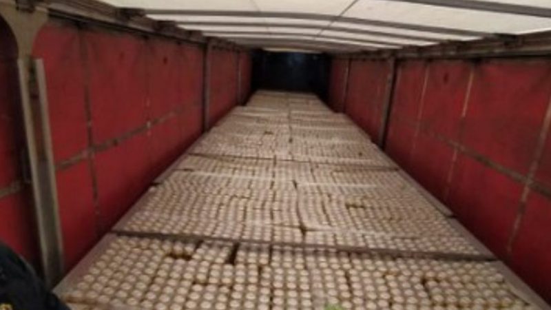 PRF apreende 46 mil latas de cerveja em carreta clonada