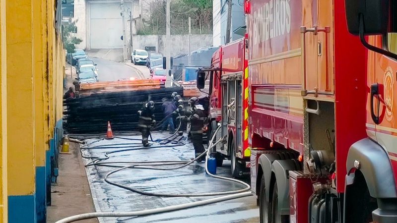 Incêndio atinge depósito de madeireira em Bragança Paulista