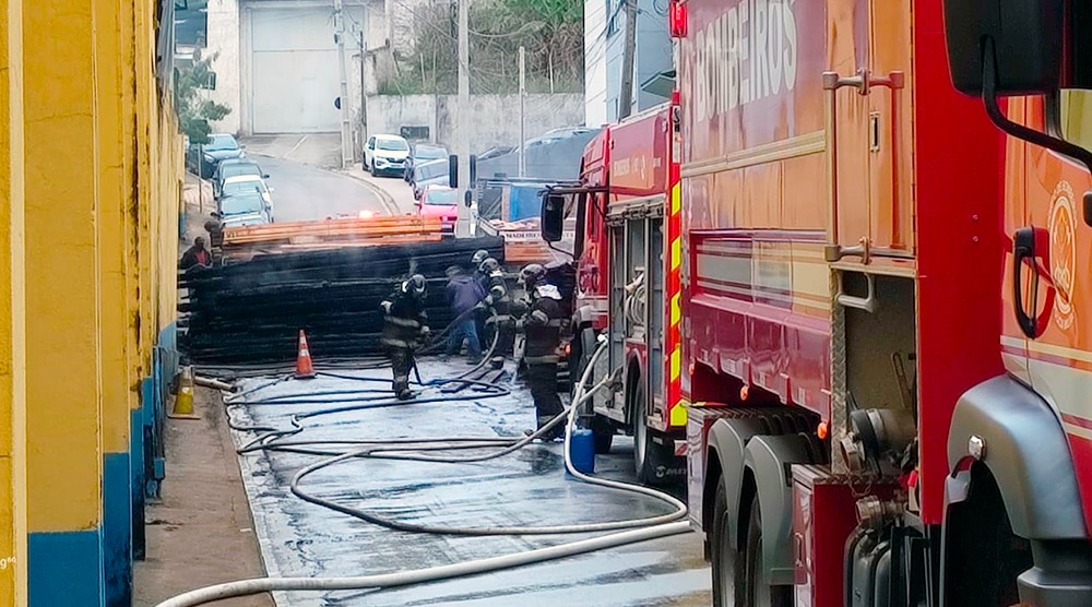 Incêndio atinge depósito de madeireira em Bragança Paulista