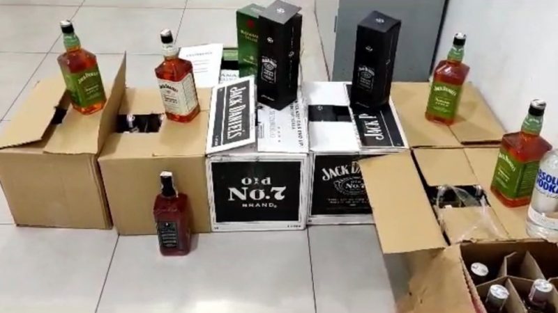 PRF apreende 133 garrafas de bebidas na Fernão Dias