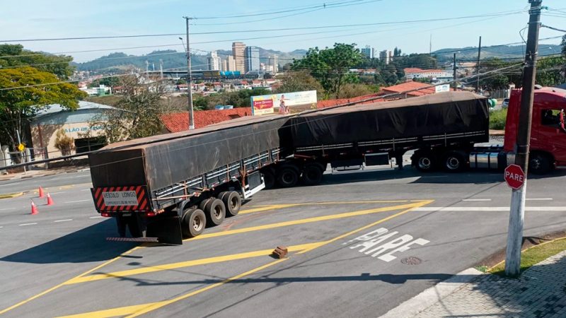 Caminhão quebrado interdita parcialmente Avenida Norte – Sul