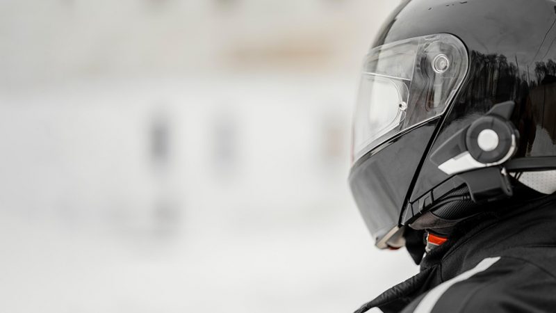 Motociclista é atingido por linha de pipa com cerol em Bragança