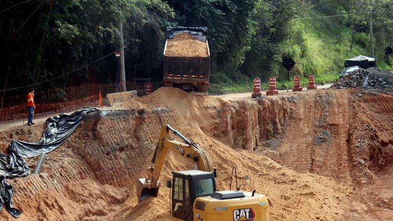 Após desmoronamento, rodovia Serra Negra/Itapira segue em obras