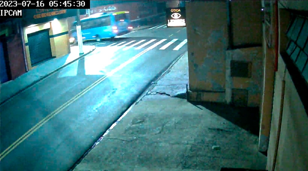 Novo vídeo mostra ônibus da JTP atropelando idoso na faixa de pedestres
