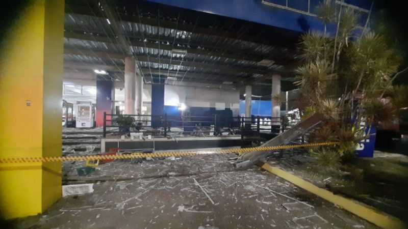 Criminosos explodem caixa eletrônico em posto da Fernão Dias