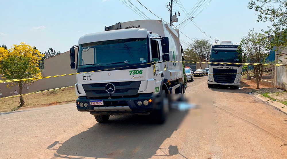 Coletor de lixo cai do caminhão e morre atropelado em Bragança
