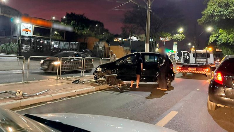 Carro invade ciclovia em Bragança Paulista