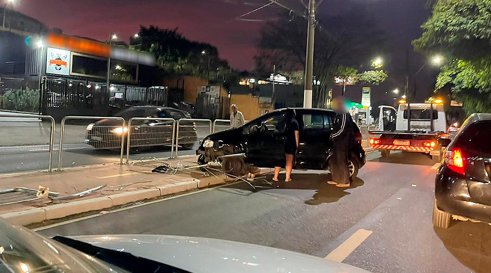 Carro invade ciclovia em Bragança Paulista