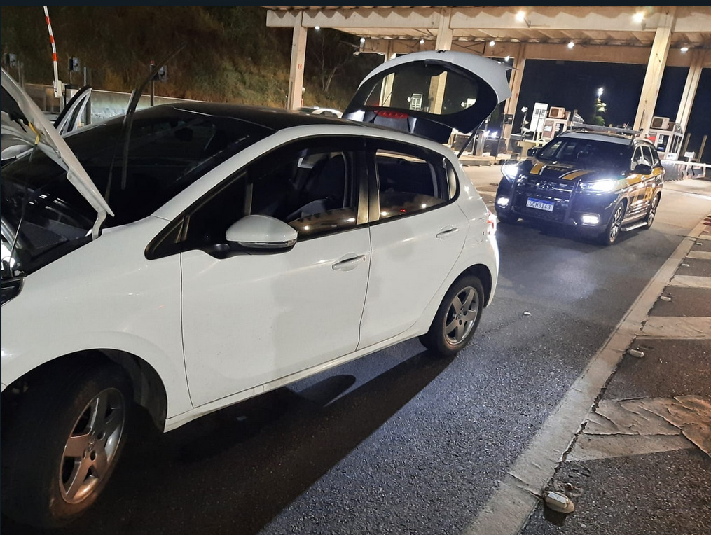 PRF prende homem na Fernão Dias com veículo roubado