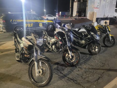  PRF localiza 4 motos furtadas dentro de caminhão na Fernão Dias