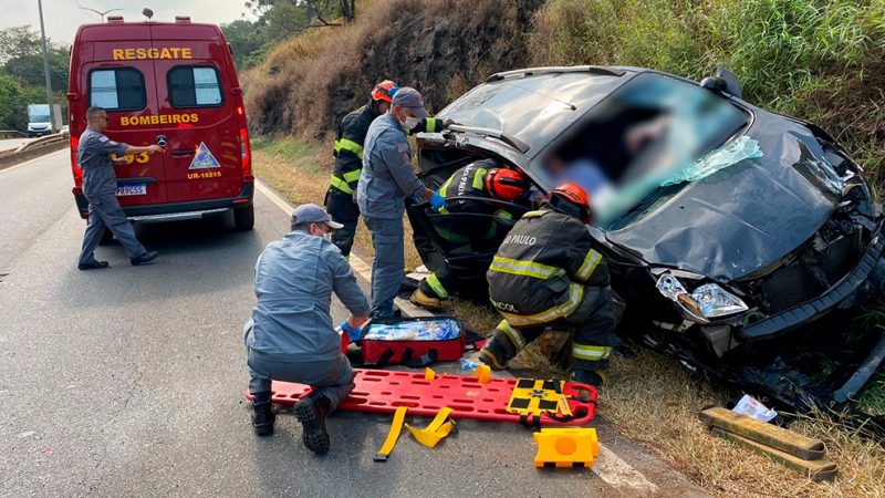 Capotamento na Variante do Taboão deixa um ferido
