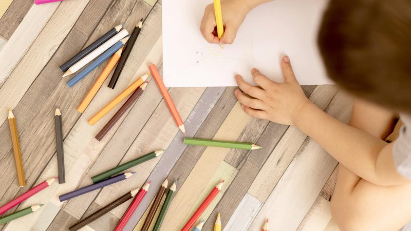 Dia das Crianças: associação arrecada material educativo
