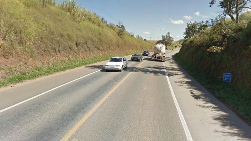 Motorista é jogado para fora do carro e morre após capotamento
