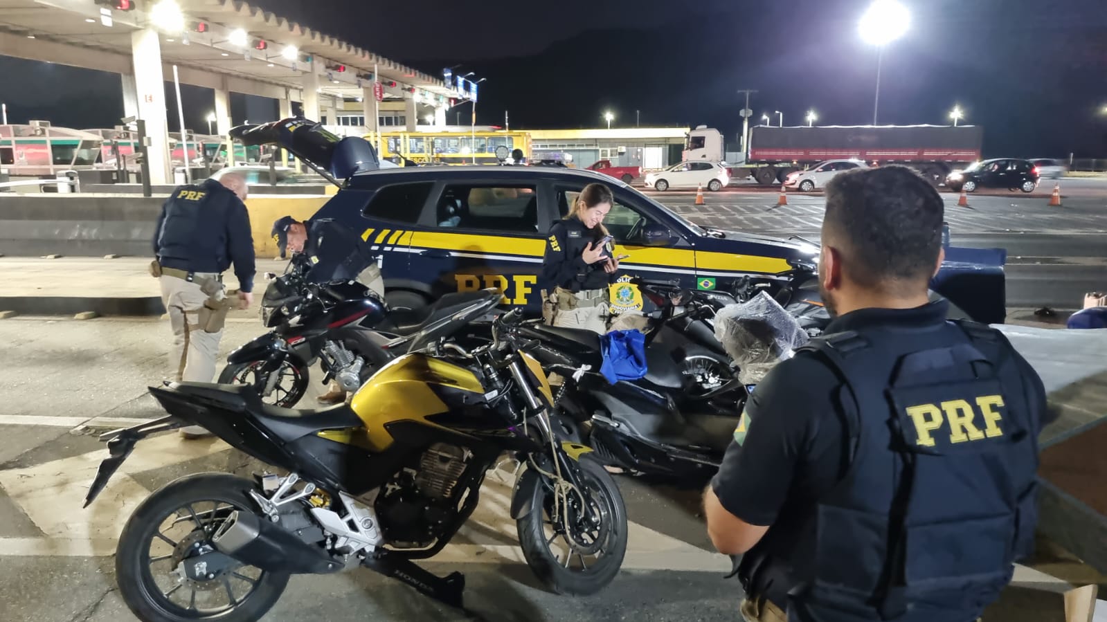 PRF localiza 4 motos furtadas dentro de caminhão na Fernão Dias