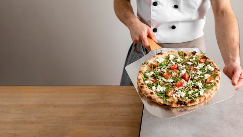 Forneria Razera contrata cozinheira e pizzaiolo