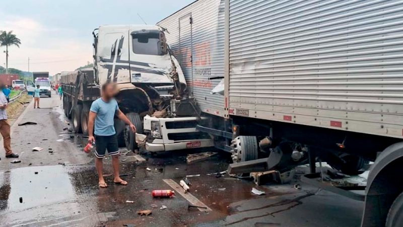 Engavetamento de 5 veículos interdita Fernão Dias em Bragança