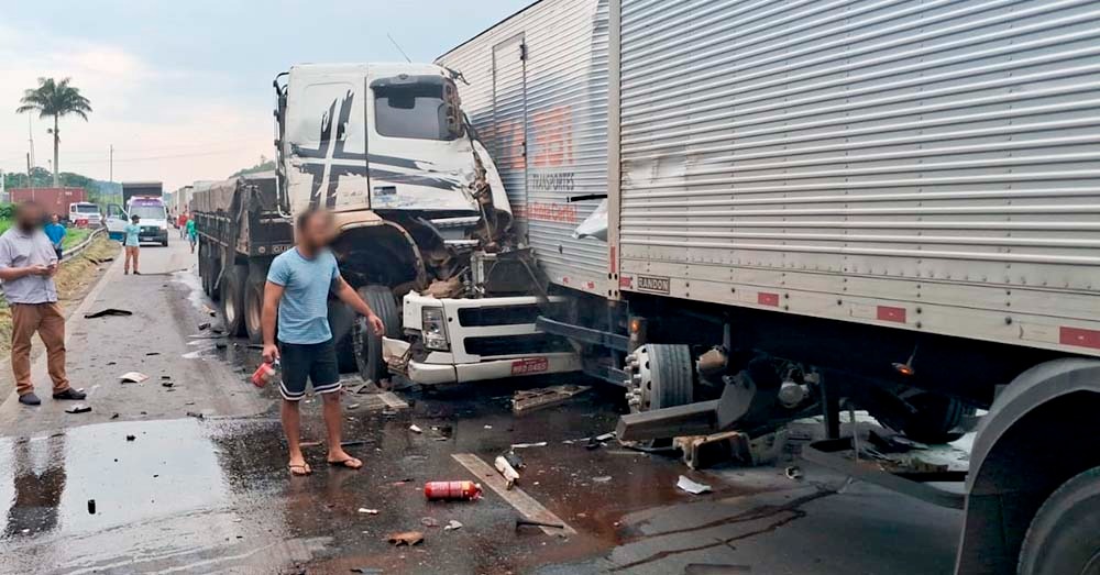 Engavetamento de 5 veículos interdita Fernão Dias em Bragança