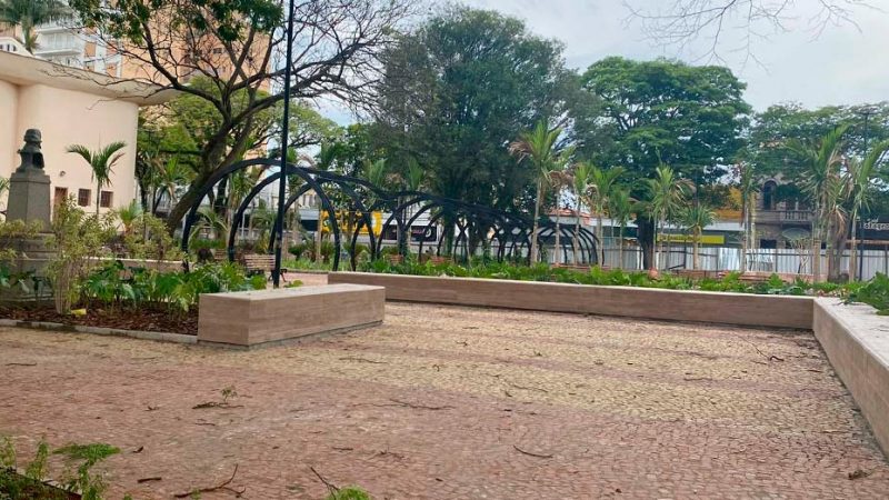 Após 494 dias, Prefeitura agenda reinauguração de metade da Praça Central