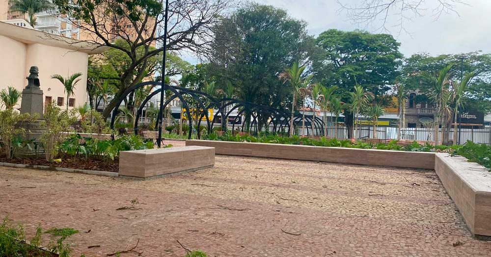 Após 494 dias, Prefeitura agenda reinauguração de metade da Praça Central